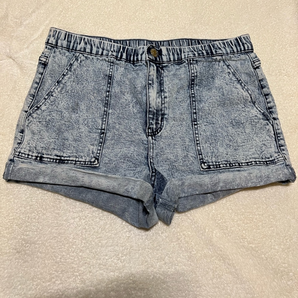 Light wash denim short